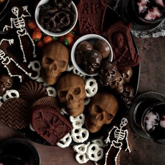 Cast Aluminum Skull Cakelet Mold Bakeware - Picture 5 of 7